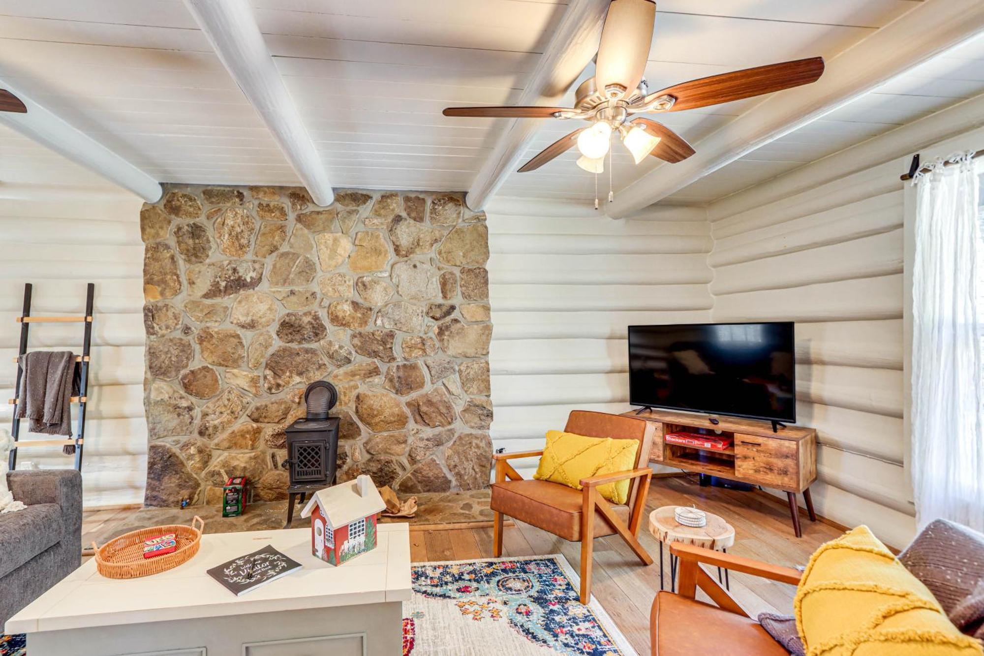 Dog-Friendly Hiawassee Cabin With Decks And Fire Pit! 외부 사진
